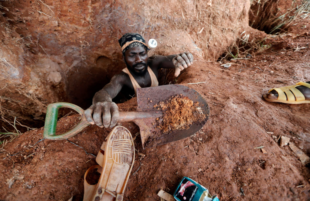 Field worker with shovel at a mining location in Mali
